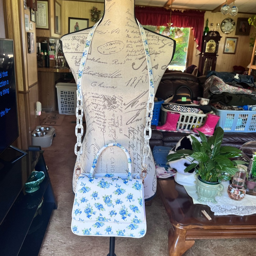 HOUSE OF WANT WE ARE CHIC VEGAN LEATHER TOP HANDLE CROSSBODY IN BLUE FLORAL.
